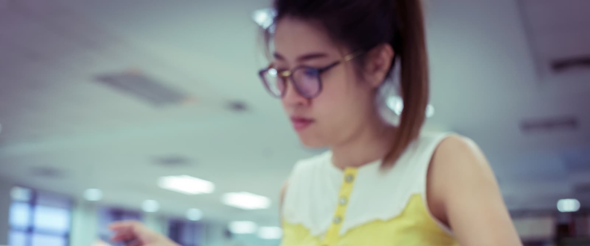 How do you start an academic paragraph?